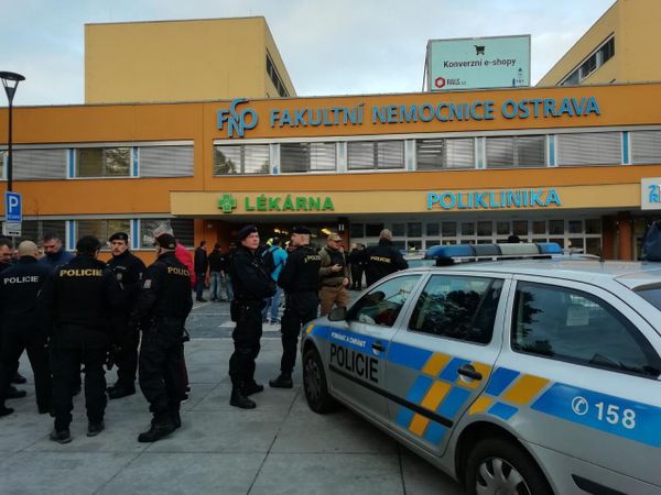 В университетской больнице чешской Остравы стрельба. Предварительно: 4 убитых, двое раненных. На месте полиция и спецназ.