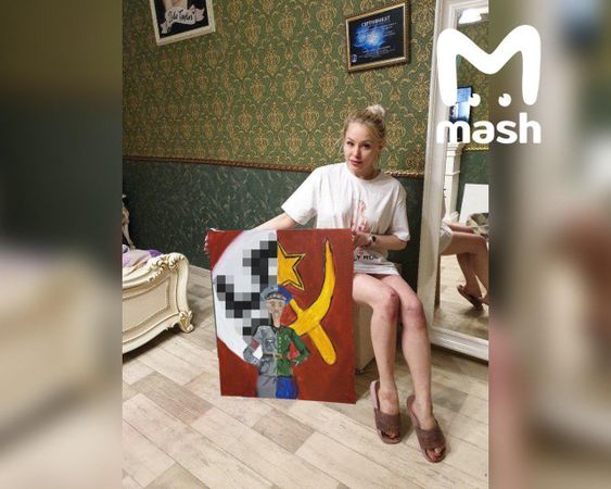 Порнозвезду Лолу Тейлор обвинили в пропаганде нацизма.