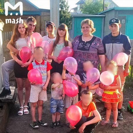 Это семья Афанасьевых из Юрги. Фото сделано до пожара, в котором погибли внуки Елены, младшие дети, их отчим и бабушка. Сама женщина сейчас в реанимации.