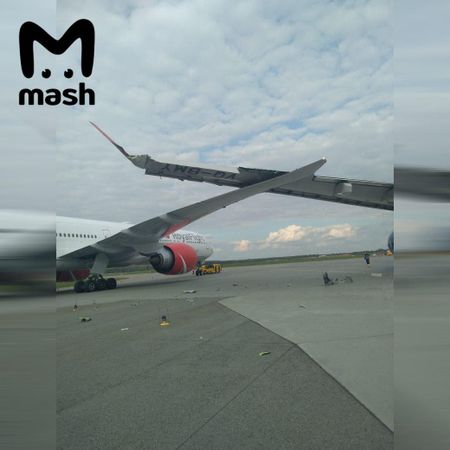 Рейс “Аэрофлота” Москва — Пекин столкнулся с самолетом Royal Flight в Шереметьево. Пассажиров российской авиакомпании сейчас эвакуируют, второй борт был пуст.