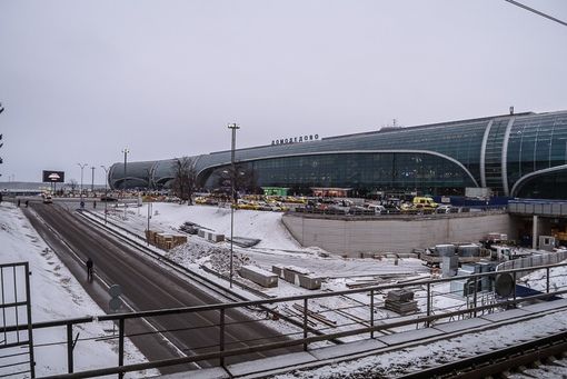 В Домодедово авария: самолёт вырезался в мачту освещения. Пилот потерял управление из-за гололеда на полосе. Салон был полон пассажиров.