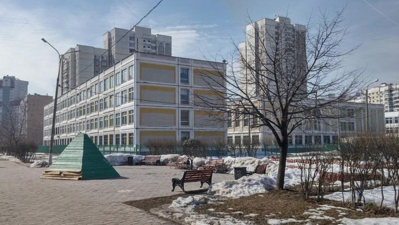 В Жулебино старшеклассник пришел в школу с ножом. Сначала угрожал учителям, сейчас угрожает убить себя.