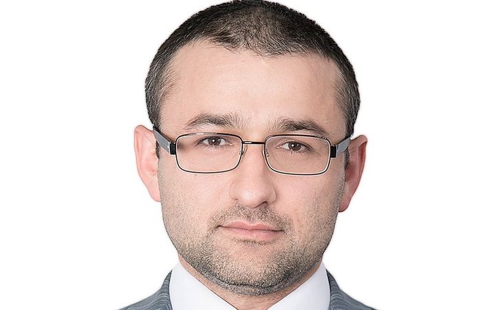 Руслан Горринг, тот самый чиновник из Росгеологии, который на стриме рассказывал, как правильно эцсамое молодых сотрудниц, задержан в аэропопрту Внуково.