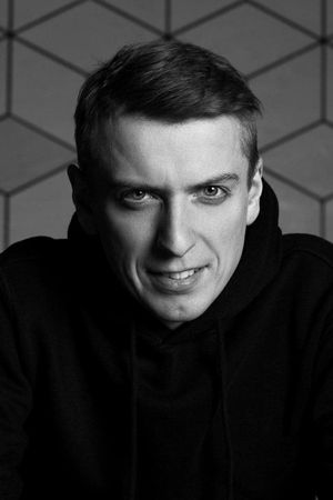32-летний актёр Ростислав Гулбис умер в Костроме от почечной недостаточности и отёка легких. У него не было ковида. Об этом сообщила его директор Екатерина Гольцман.
