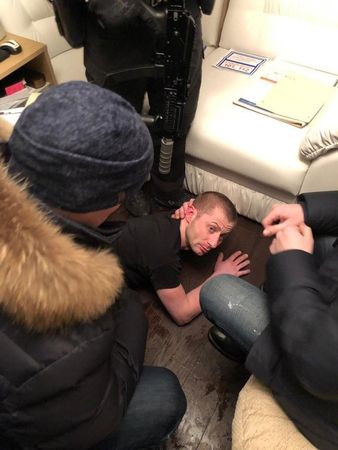 Соцсети шепчут, что вот наш герой — человек и пароход, укравший вчера Куинджи. Повержен, посрамлен.