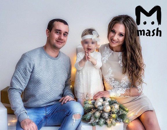 Игорь и Настя Крамаренко хотели встретить Новый год дома, по-семейному. Потом — поехать к родителям девушки, которые живут в пяти трамвайных остановках. Семья была дружной. Игорь работал в листопрокатном цехе, Настя преподавала на кафедре иняза в местном институте.