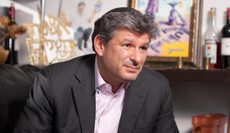 Глава “Евросети” Александр Малис ничего не отнимал и не крал у актрисы Екатерины Маликовой. И вообще, никакая она ему не любовница, а хороший и добрый друг. Александр Адольфович крепко женат, верен и просто помогал подруге сделать ремонт. Она, может, и не в курсе всей этой ситуации.