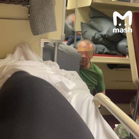 Торчащие в проходе ноги, быстрая лапша, онанирующий мужчина — такой плацкартный набор достался студентке в поезде из Нальчика в Москву. В страхе она притворялась спящей пять часов.