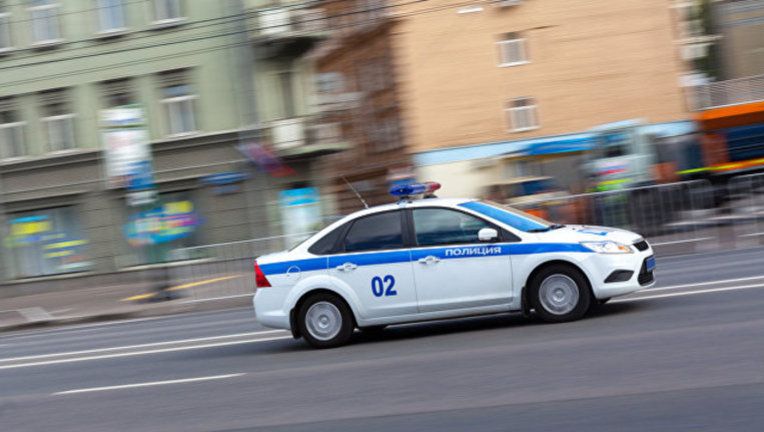 В Москве на Ставропольской улице грабители напали на автомобиль инкассаторов, выстрелили в одного и забрали сумку с 59 тысячами долларов.