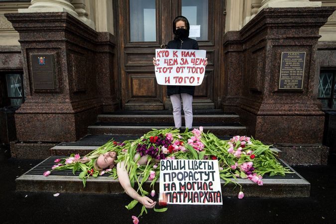 Феминизм наносит ответный удар. Питер, дворец бракосочетаний на Английской набережной, мертвый угнетатель в качестве реквизита.