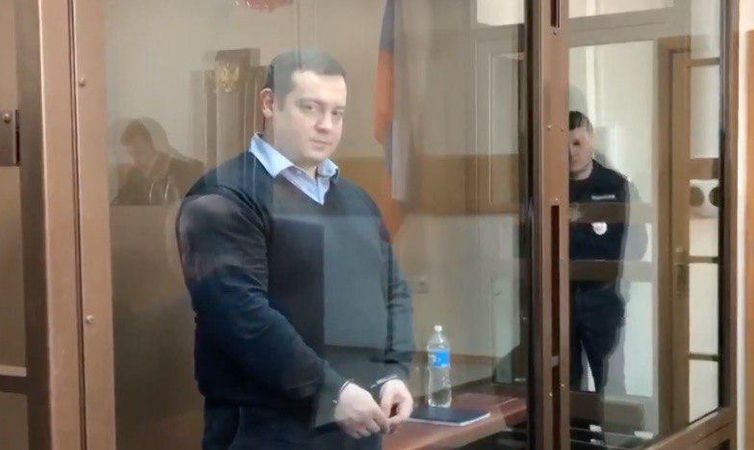 Эрика Давидыча - руководителя “Смотры” и стритрейсера - приговорили к 4 годам 8 месяцам тюрьмы за мошенничество в особо крупном.