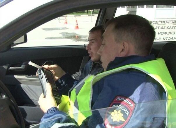 В Петрозаводске парень пришел сдавать на права. Все начиналось хорошо, но вдруг инспектор заметил, что стекла начали запотевать.