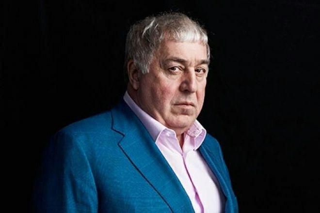 Сразу после обысков Михаил Гуцериев созвал совет директоров и заключил несколько новых контрактов.