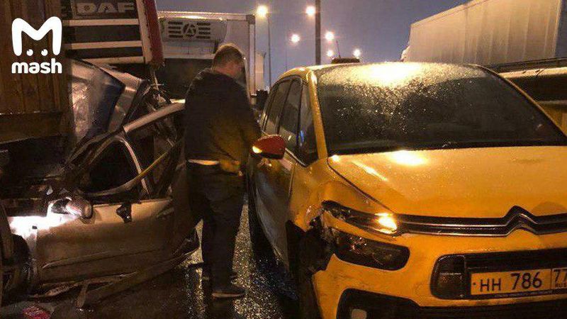 Сегодня в Подмосковье — день массовых аварий. 18 машин столкнулись на 45-м километре Дмитровского шоссе, еще около 20 — на Симферопольском.