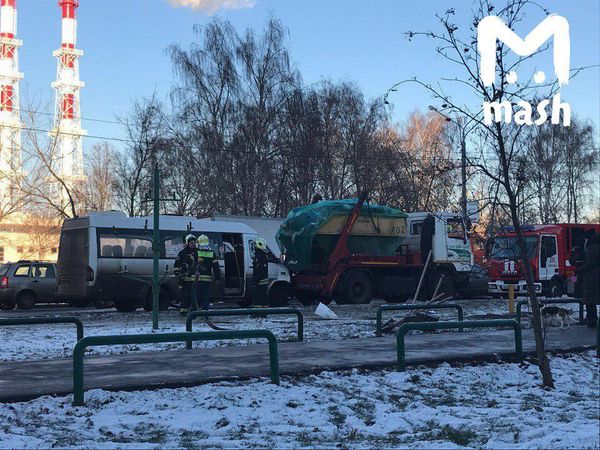 На юго-востоке Москвы маршрутка протаранила грузовик. Пострадало больше 8 человек, одна женщина в тяжелом состоянии.