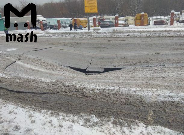 На улице Ферганской в Москве произошел провал грунта. Гаишники перекрыли движение, а к месту вызвали несколько нарядов "скорой".