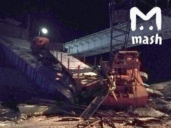 Фото с места обрушения моста в ХМАО. Один пролет рухнул, когда на нем находилась спецтехника во время демонтажа старой переправы.