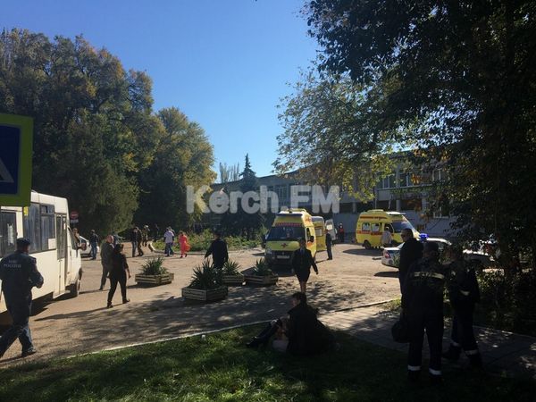Первые выстрелы в керченском колледже произошли в 11:45.