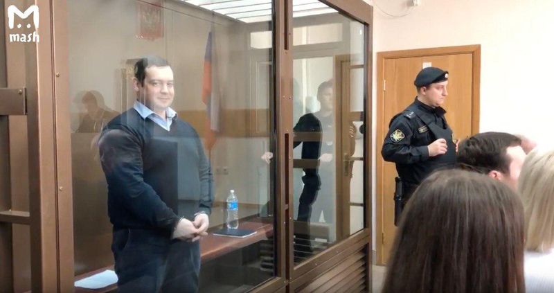 Эрика Давидыча оправдали по первому эпизоду. Его обвиняли в угоне BMW ради получения страховки. Однако в это время он находился в Сингапуре, а не в России. Так что мимо.