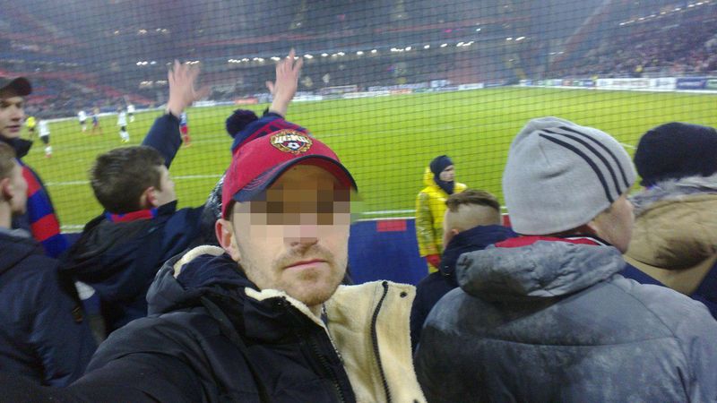 В Подмосковье фанату ЦСКА чуть не откусили член в уличной драке. 27-летний Александр возвращался домой после футбола, когда до их компании докопался пьяный задира. После увесистой двойки поддатый стритфайтер озяб и прилег на асфальт.
