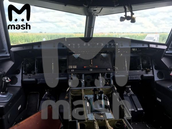 А вот так сейчас выглядит A321 “Уральских авиалиний”, севший в кукурузном поле в Подмосковье.