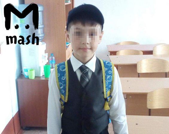 Это Динар. Сестра Гульназ отвела его в лес, попыталась задушить проводом от зарядки и закопать в снег. Всё потому, что приревновала к родителям. Мальчик в больнице — у него обморожены ноги, травма головы, ушибы и ссадины.