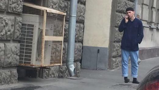 МВД предупреждает, что преступник, напавший на полицейского в Москве, вооружен и очень опасен.