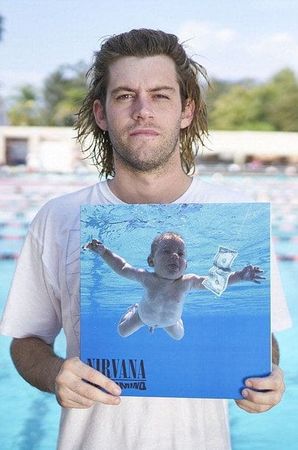 Младенец с обложки альбома Nevermind подал в суд на оставшихся в живых музыкантов группы Nirvana.