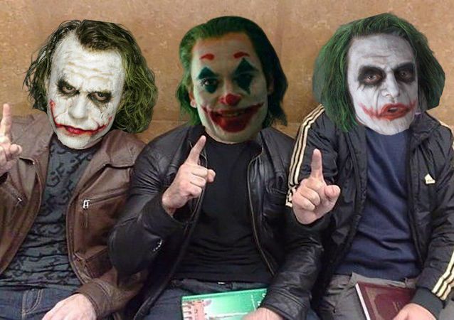 В Дагестане мужчина в маске Джокера ворвался в школу и угрожал детям топором.