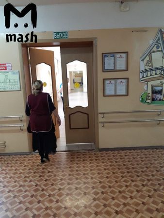 В одном из корпусов школы, где находится подросток с ножом, продолжаются уроки. Ученики с 5 по 11 классы учатся по расписанию, там эвакуировали только начальную школу. Коридор к корпусу, где заперся Даня - перекрыт.