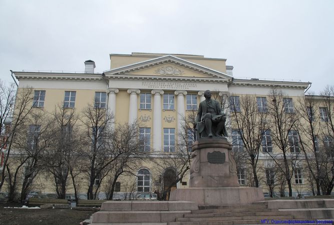 В здании МГУ факультета журналистики на Моховой прямо сейчас студентка угрожает выброситься из окна. Оперативные службы на месте.