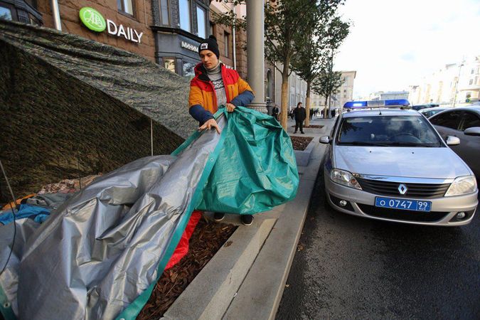В Москве послезавтра начнут продавать новые айфоны, с утра на Тверской поставили первые палатки и начали продавать места в очереди. Первое стоит больше ляма рублей.