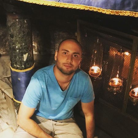 Сын совладельца «Кольчуги» Михаила Хубутии покончил с собой около суток назад. Его тело сегодня днём обнаружила домработница. Женщина не смогла попасть в квартиру и просидела несколько часов на лестничной клетке. В конце-концов она решила вызвать МЧС, которые и вскрыли дверь жилища Хубутии.