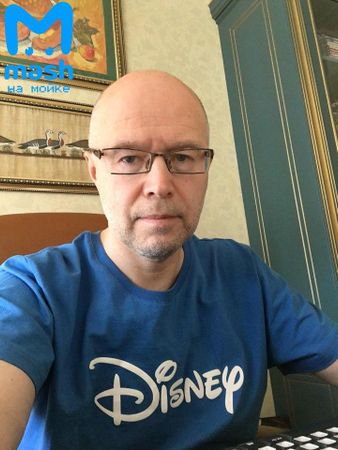Знаменитый мультипликатор Константин Бронзит самоизоизолировался после возвращения его семьи из Лондона.