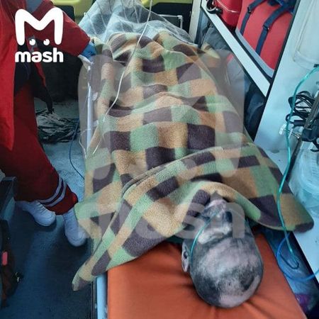 Найденного живым Александра Заковряшина везут в больницу. По дороге ему ведут интенсивую терапию. Он в ясном сознании. У него диагностировано переохлаждение, также спасатель надышался угарным газом.