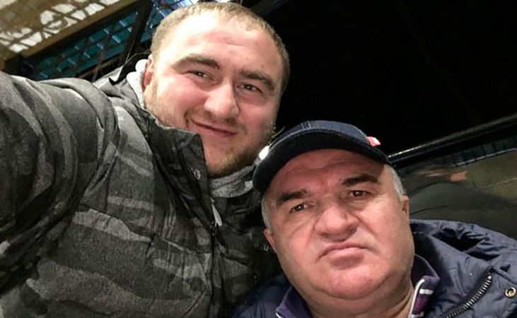 Отца сенатора Рауфа Арашукова — Рауля Арашуков — тоже подозревают в причастности к ОПГ с многомиллионным оборотом. Вслед за сыном его задержали в Петербурге.