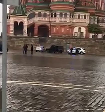 Дмитрий Шалай, - который угрожал взорвать машину у Кремля, если к нему не приедет генерал Золотов - задержан. Он сам сдался полиции и поехал с оперативниками в ОВД по Китай-городу. В ближайшее время его повезут на психиатрическую экспертизу.