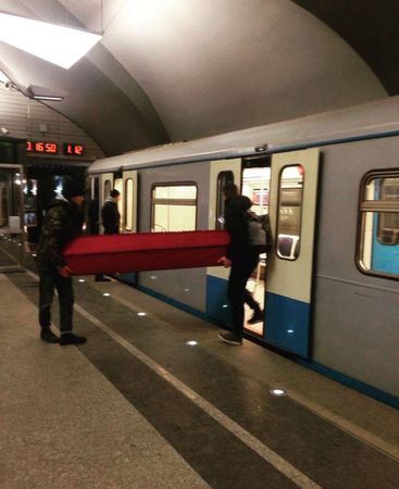 Новокосино. Пацаны решили хайпануть и пришли на станцию метро с пустым гробом. Их остановили и не пускали полицейские, но они все равно прошли обходными путями и катались с деревянным другом в поезде.