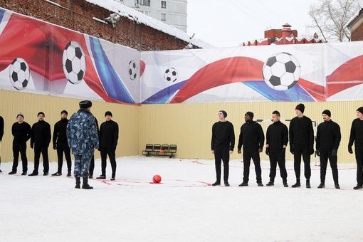 Футбольный матч в Бутырке и переполнен стадион, а это кто сидит с красивой дамой?