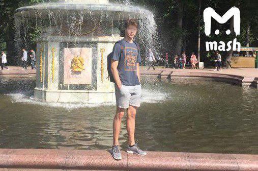 18-летний студент Бауманки полчаса назад выпал с 13-го этажа дома на Болотниковской улице. Его звали Андрей Фаллер, его отец- знаменитый хирург Александр Фаллер, профессор, доктор медицинских наук.