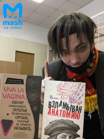 Рэпер Слава КПСС получил 7 суток ареста за мелкое хулиганство на Невском — он скандировал лозунги о, хм, женской анатомии.
