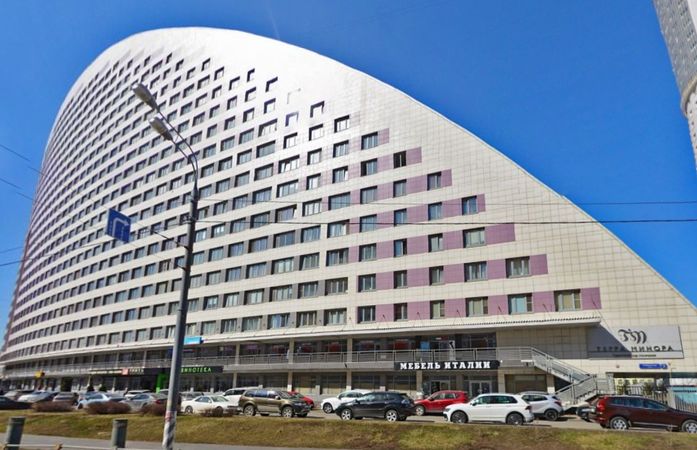 Ночь в Москве неспокойная. На улице Гризодубовой в квартире забаррикадировался пьяный товарищ с оружием. Дом оцеплен полицией, он планирует отстреливаться.