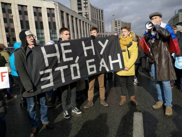 В Москве завершился митинг за свободу интернета, поддержанный Павлом Дуровым и телеграм. По данным МВД пришло 6 тысяч человек, по данным Белого счётчика — 15к. Журналистов пускали через раз, только своих, но фоточки мы вам все равно принесли.