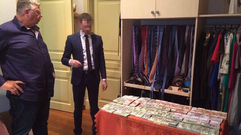В Подмосковье ограбили коттедж бывшего главы ФТС Андрея Бельянинова. Грабитель угрожал застрелить его жену.