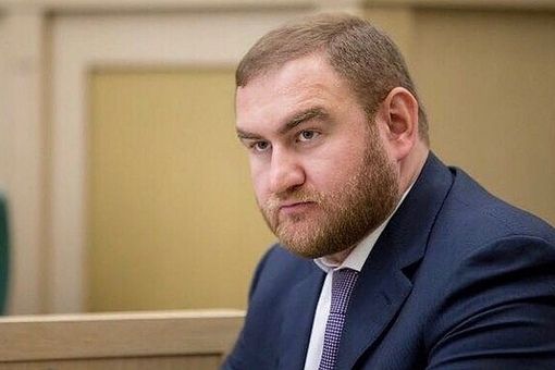 Имя сенатора Рауфа Арашукова раньше всплывало сразу в двух делах об убийстве.