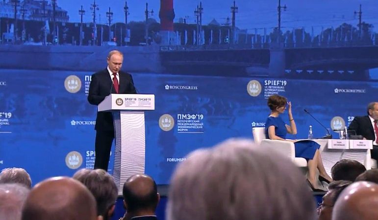 Путин на ПЭМФ: «Huawei пытаются не просто потеснить, а вытолкнуть. Это первая мировая война наступающей цифровой эпохи»