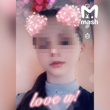 Это Дарья Козлова — жертва Данилы Пулькина, напавшего на школу в Вольске. Он ударил ее топором по голове, сейчас она в больнице. За девочкой отправили борт санавиации, чтобы перевезти ее в Саратов — ребенок в тяжелом состоянии.