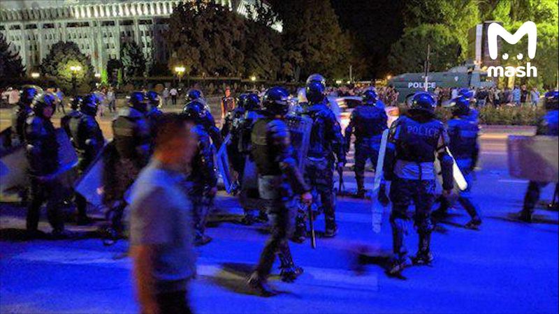 А вот так сейчас в Бишкеке у Белого дома. Сторонники экс-президента Атамбаева стекаются в Бишкек, и настроены они решительно.