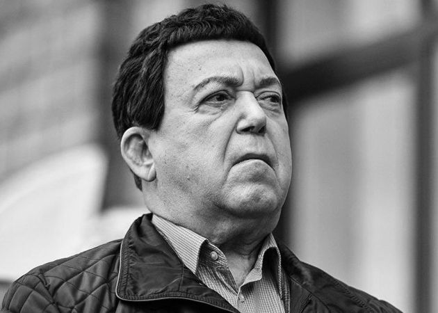 Последний месяц Иосиф Кобзон провёл в больнице. Он лежал в реанимационном отделении частной клиники в центре Москвы. Врачам сначала удалось стабилизировать состояние Иосифа Давыдовича.