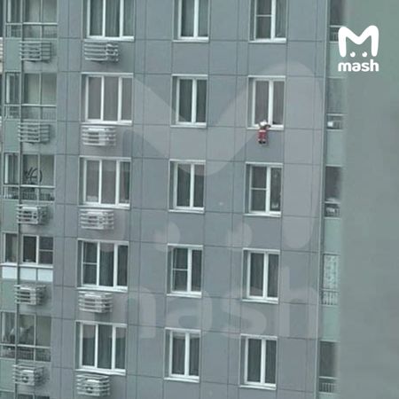 Вы выглядываете в окно и видите это. Ваши действия? Отставить панику — это всего лишь новогодняя игрушка, украшающая многоэтажку в Москве.